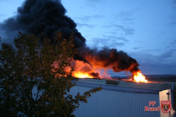 Großbrand Lagerhalle Schaumeinsatz