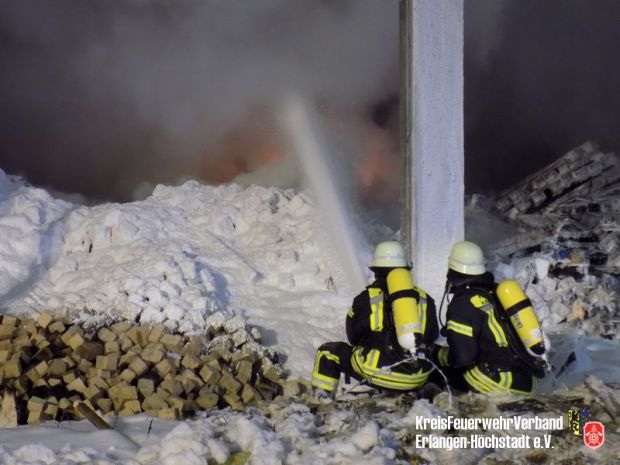 Großbrand Lagerhalle Schaumeinsatz