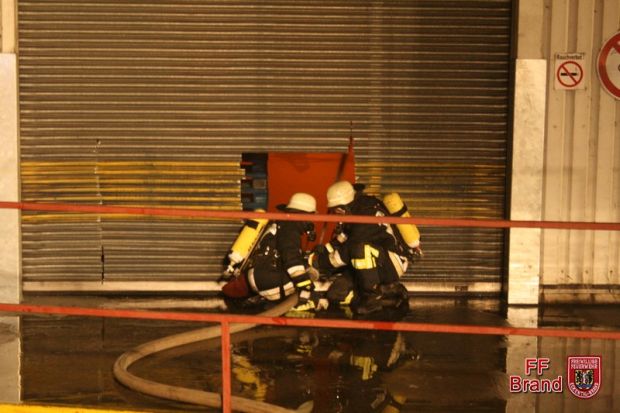 Großbrand Lagerhalle Schaumeinsatz