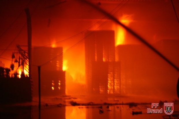 Großbrand Lagerhalle Schaumeinsatz