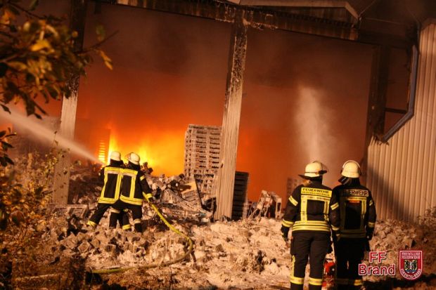 Großbrand Lagerhalle Schaumeinsatz