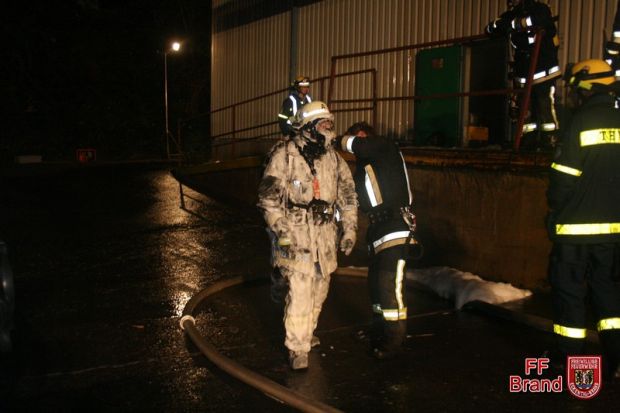 Großbrand Lagerhalle Schaumeinsatz