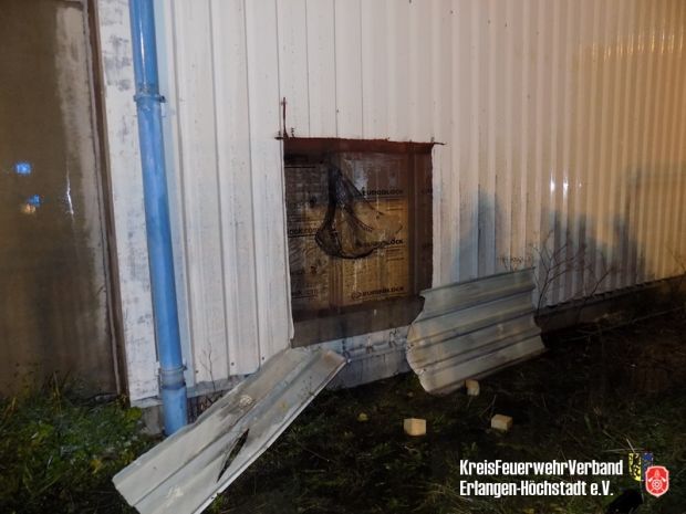Großbrand Lagerhalle Schaumeinsatz