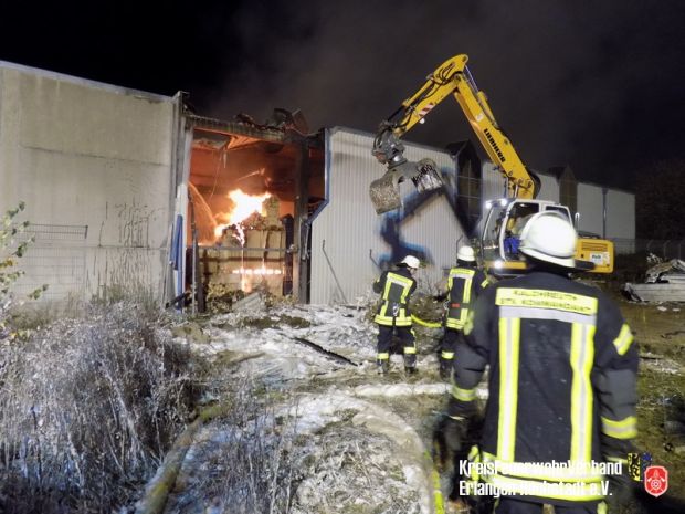 Großbrand Lagerhalle Schaumeinsatz