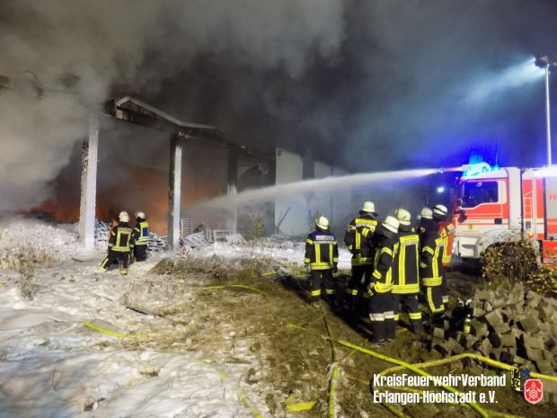 Großbrand Lagerhalle Schaumeinsatz