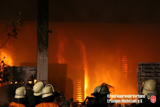 Großbrand Lagerhalle Schaumeinsatz