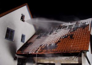 Schaum als Zumischung bei einem Dachstuhlbrand