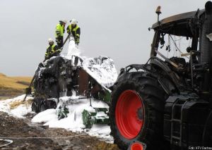 Nachlöscharbeiten mittels Mittelschaum an einem landwirtschaftlichen Fahrzeug