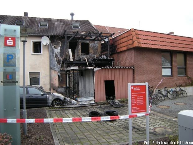 Flammenübergriff Wohnhaus Feuerwehr
