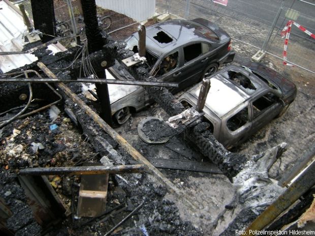 Flammenübergriff Wohnhaus Feuerwehr