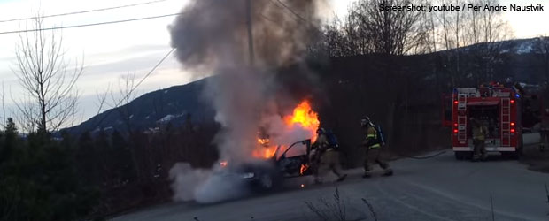 Feuerwehr rückt aus, um in Gemünd brennendes Auto zu löschen