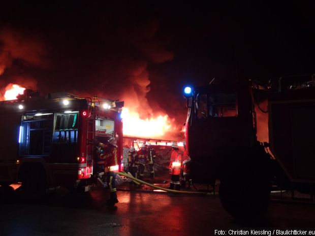Großbrand Lagerhalle Feuerwehr