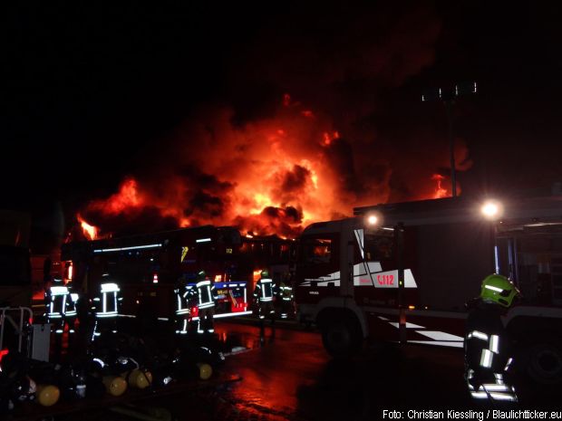 Großbrand Lagerhalle Feuerwehr