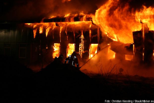 Großbrand Lagerhalle Feuerwehr