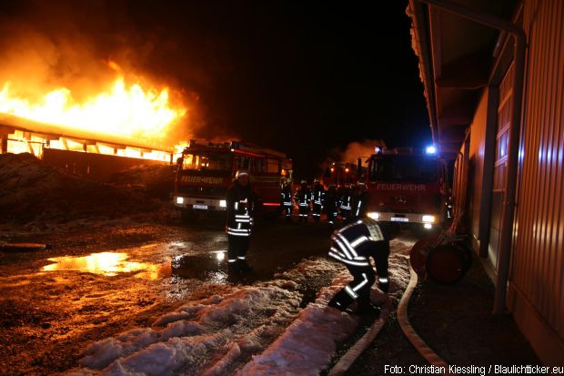 Großbrand Lagerhalle Feuerwehr