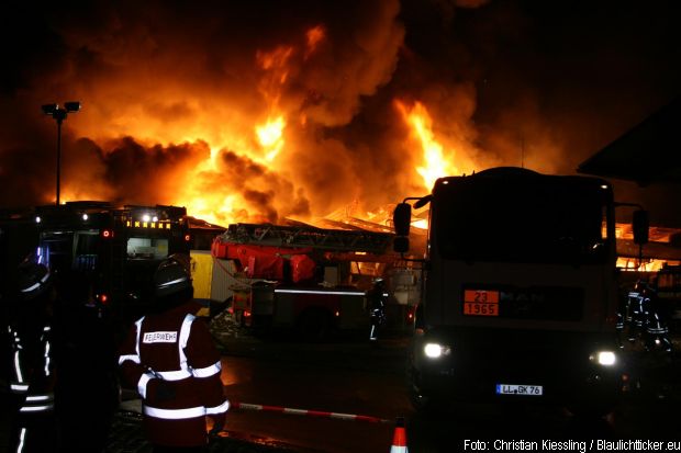 Großbrand Lagerhalle Feuerwehr