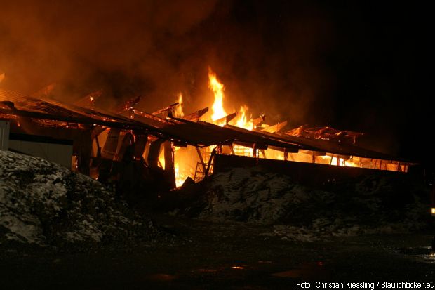 Großbrand Lagerhalle Feuerwehr