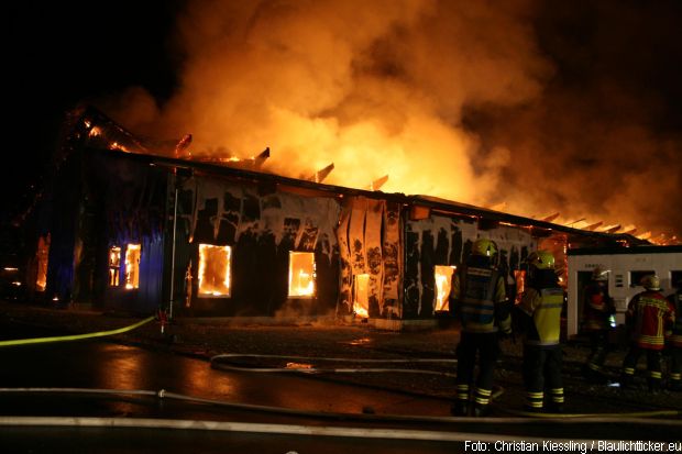 Großbrand Lagerhalle Feuerwehr