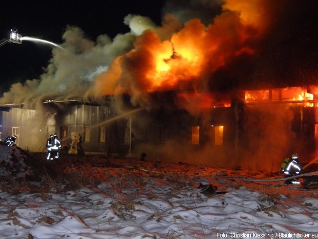 Großbrand Lagerhalle Feuerwehr