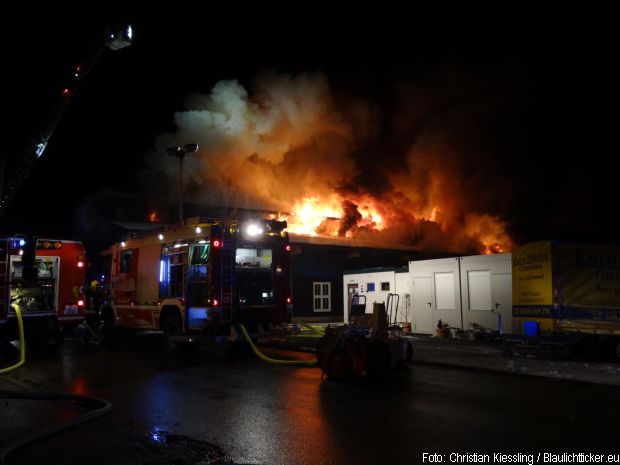 Großbrand Lagerhalle Feuerwehr