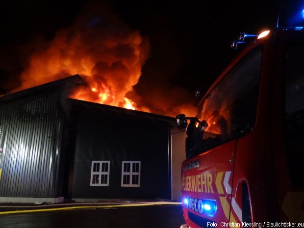 Großbrand Lagerhalle Feuerwehr