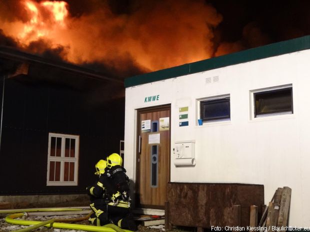 Großbrand Lagerhalle Feuerwehr