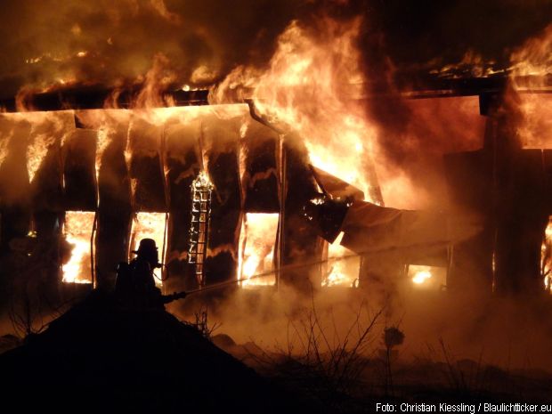 Großbrand Lagerhalle Feuerwehr