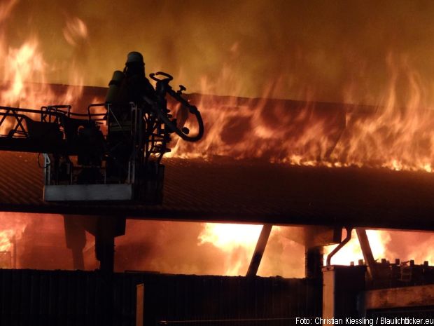 Großbrand Lagerhalle Feuerwehr