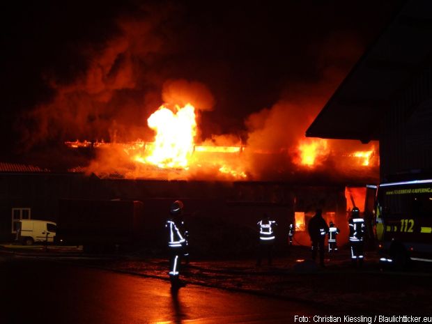 Großbrand Lagerhalle Feuerwehr