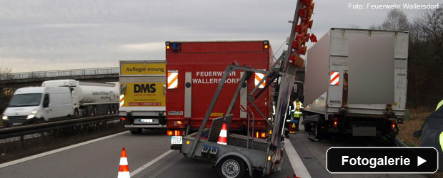 Verkehrssicherungsanhänger der Feuerwehr erleidet bei Absicherung