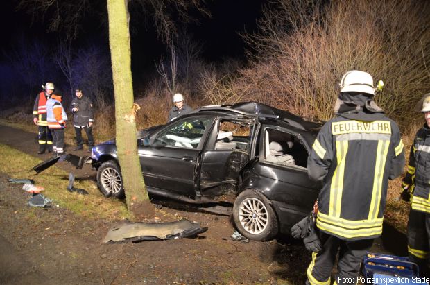 Verkehrsunfall Rückbank eingeklemmt