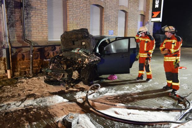 Unfall Fahrzeug brennt