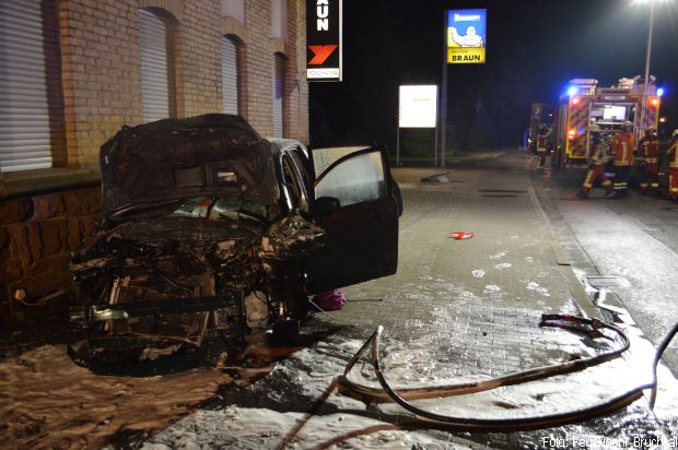 Unfall Fahrzeug brennt