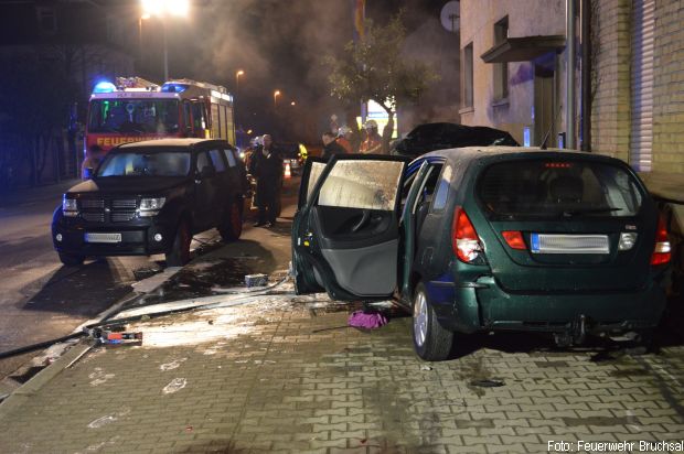 Unfall Fahrzeug brennt