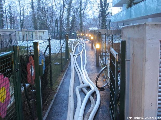 Feuerwehrfahrzeug sinkt ein