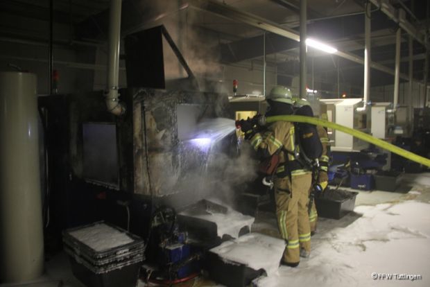 Maschinenbrand Halle Feuerwehr