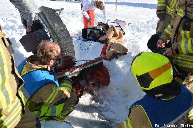 Unfall Schneefräse Feuerwehr