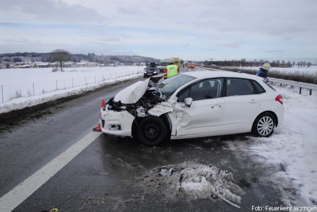 Unfall Sicherungsfahrzeug Feuerwehr