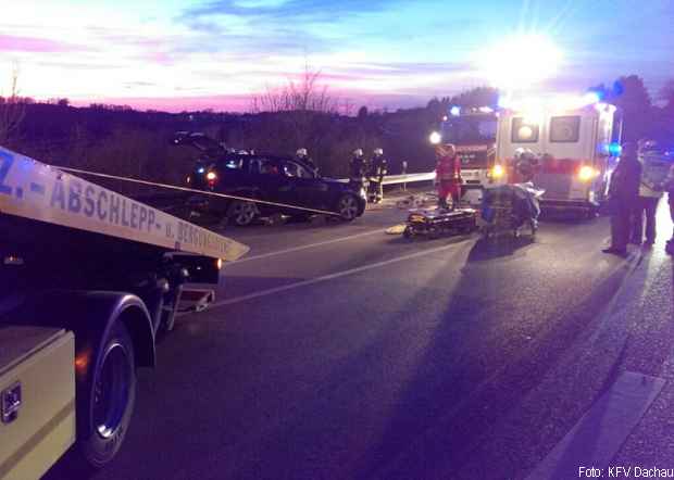 Schwerer Verkehrsunfall eingeklemmt