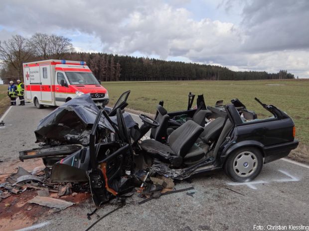 Verkehrsunfall Person eingeklemmt