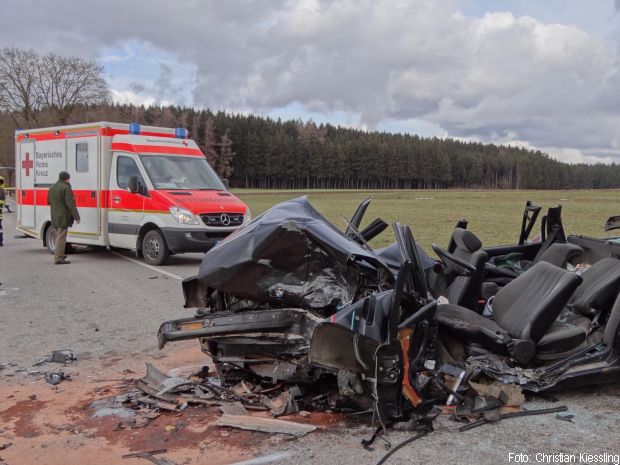 Verkehrsunfall Person eingeklemmt