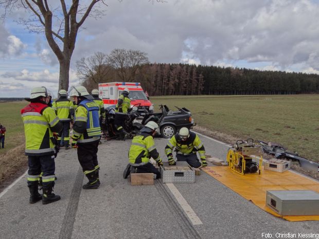 Verkehrsunfall Person eingeklemmt