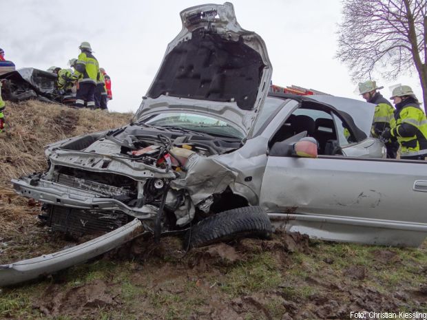 Verkehrsunfall Person eingeklemmt