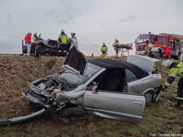 Verkehrsunfall Person eingeklemmt