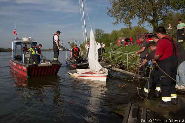 Segelboot untergegangen Feuerwehr