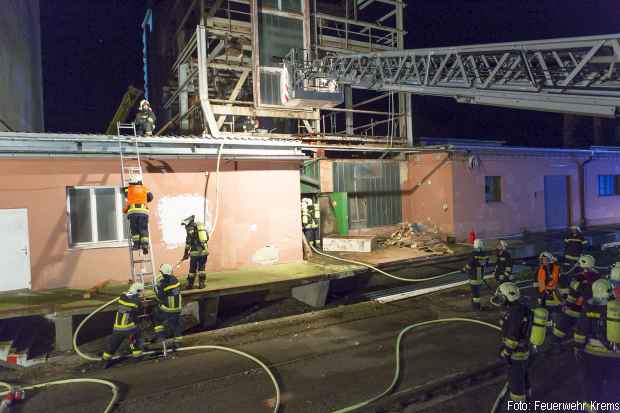 Brennende Treppe Feuerwehr