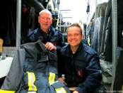 Thomas Wevers und Andreas Braig (v.l.n.r.) von der Heiligenhauser Feuerwehr mit der ausrangierten Schutzkleidung