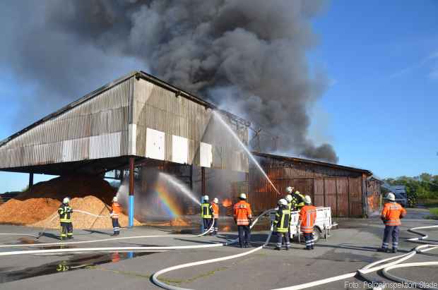 Großbrand Lager Feuerwehr