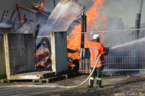 Großbrand Lager Feuerwehr