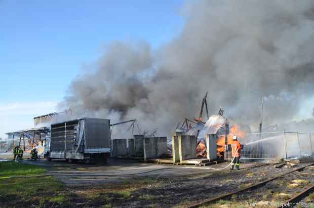 Großbrand Lager Feuerwehr